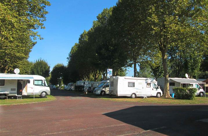 Camping-car, camping val de boutonne 3 étoiles à Saint Jean d'Angély, Charente-Maritime 17, camping pas cher, label Qualité Tourisme