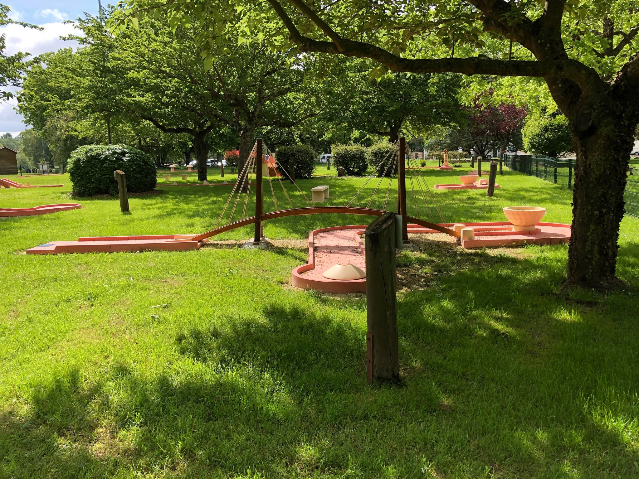 Mini golf autour de la base de loisirs à proximité du camping