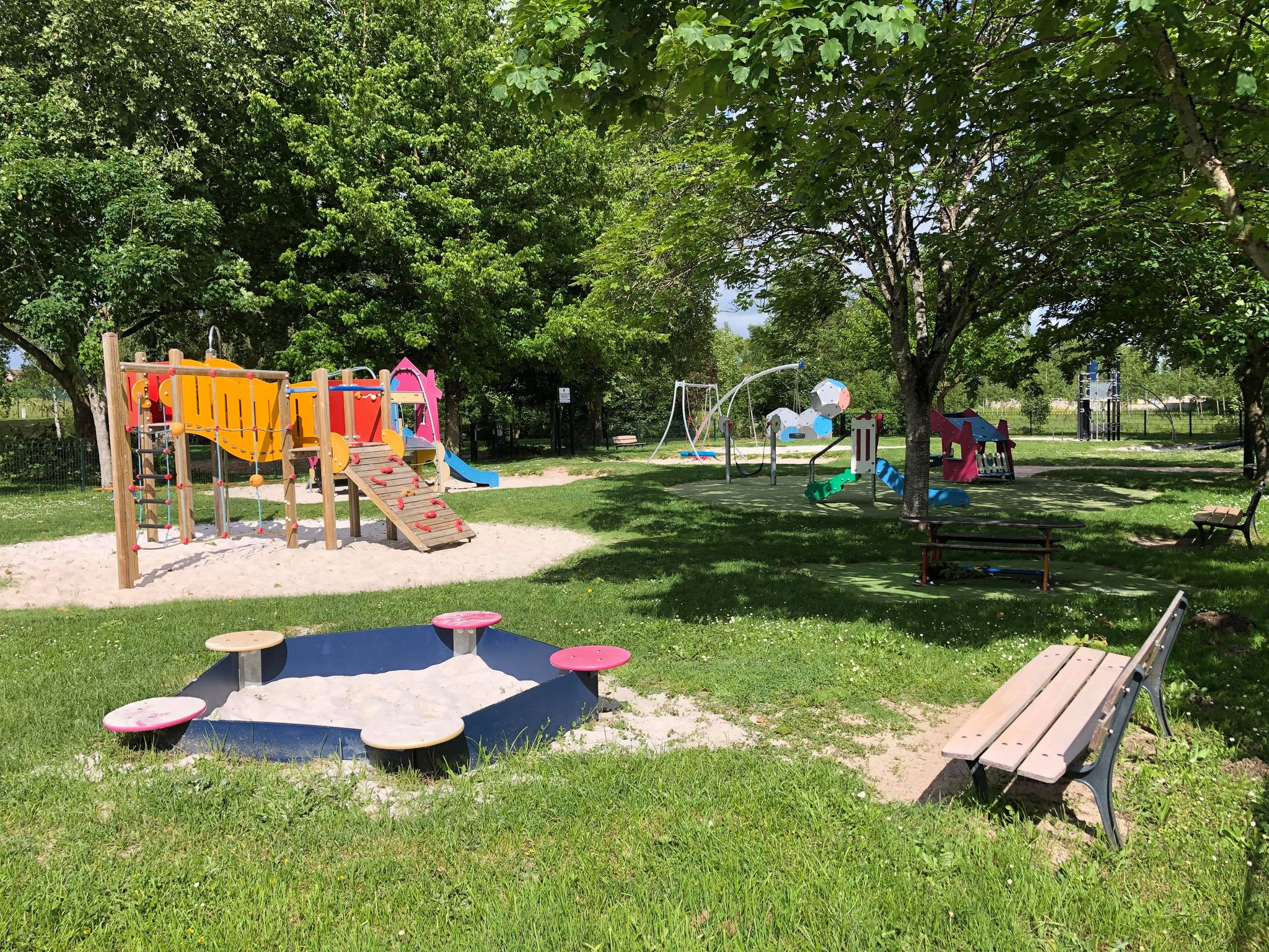 Aire de jeux pour enfants autour du plan d'eau à côté du camping de Saint Jean d'Angély