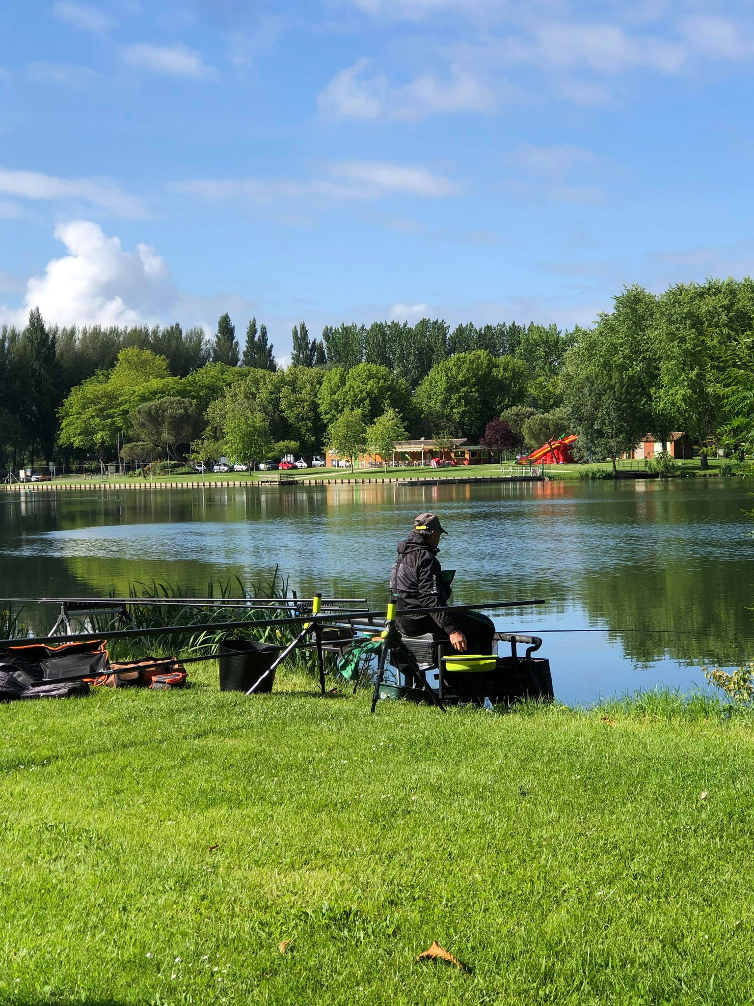 Péche dans le plan d'eau de Bernouet, à la sortie du camping val de boutonne