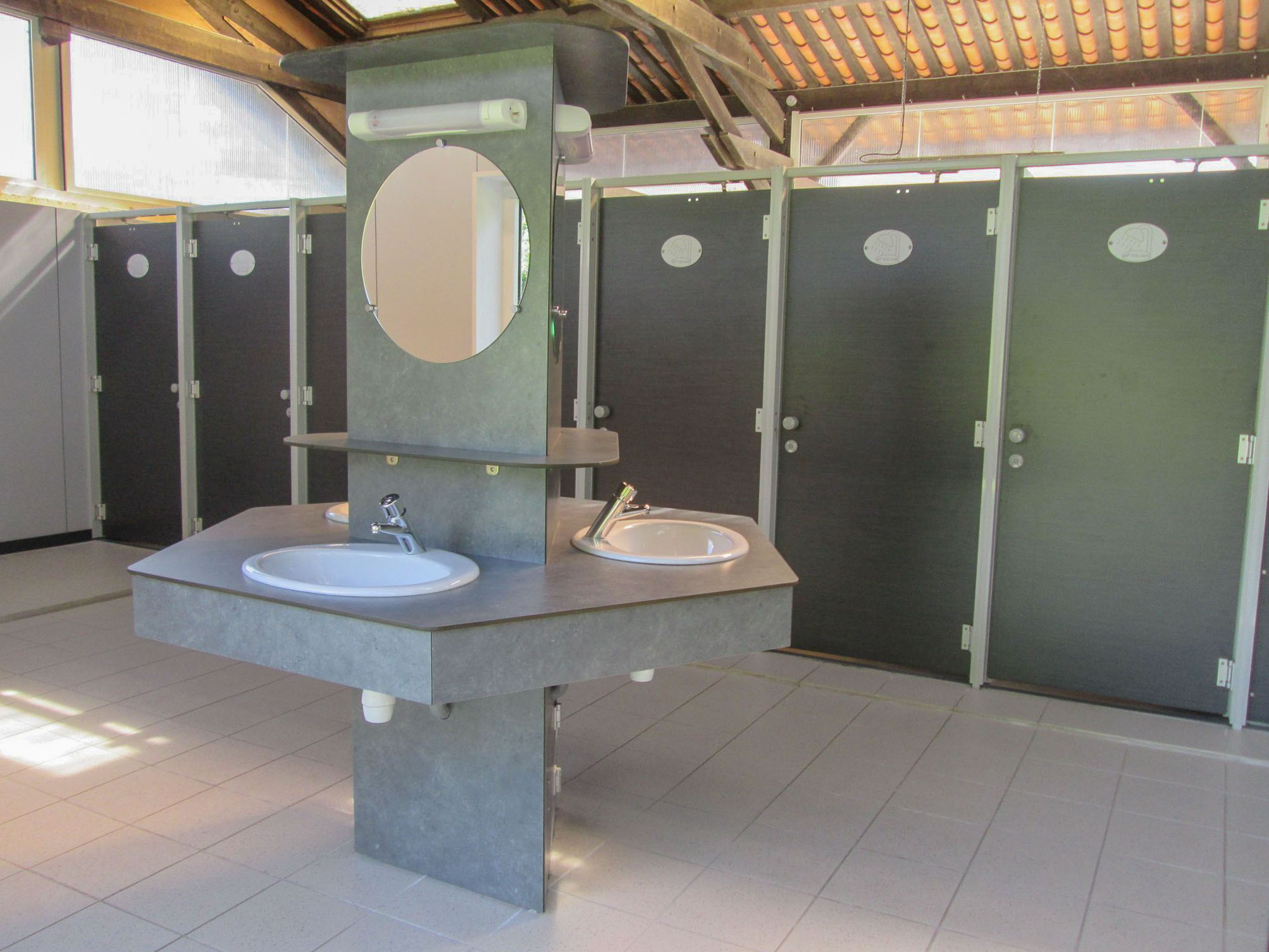 sanitaire voorzieningen op 3-sterrencamping Val de Boutonne met plaatsen voor caravans, tenten en campers_1